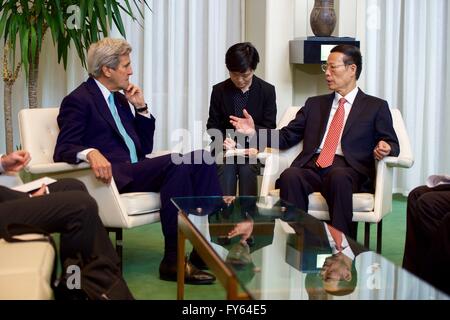 New York, USA. 22. April 2016. US-Außenminister John Kerry hört chinesische Vize-Premier Zhang Gaoli während eines bilateralen Treffens vor der Behandlung die Delegierten und vor der Unterzeichnung der COP21 Klimaschutzabkommen in der UN General Assembly Hall 22. April 2016 in New York City. Bildnachweis: Planetpix/Alamy Live-Nachrichten Stockfoto