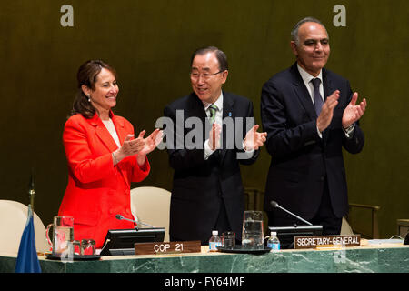 Vereinte Nationen, UN-Hauptquartier in New York. 22. April 2016. Ségolène Royal, Minister für Ökologie, nachhaltige Entwicklung und Energie von Frankreich, der Generalsekretär der Vereinten Nationen, Ban Ki-Moon und marokkanischen Außenminister Salaheddine Mezouar (L, R) applaudieren während der Abschlussveranstaltung des hochrangigen Treffens für die Unterzeichnung des Abkommens Paris im UN-Hauptquartier in New York, 22. April 2016. Bildnachweis: Li Muzi/Xinhua/Alamy Live-Nachrichten Stockfoto