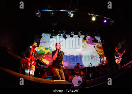 Stoke-On-Trent, Staffordshire, UK. 22. April 2016. Das Bluetones treten live auf der Sugarmill auf ihren 20. Jahrestag-Jukebox-Tour. Bildnachweis: Simon Newbury/Alamy Live-Nachrichten Stockfoto