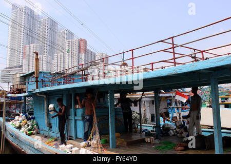 Jakarta, Indonesien. 18. April 2016. Fischer fangen die Fische in die Netze der Fischer im Bereich der sortierten Fisch landen Hafen Muara Angke. Nord-Jakarta, 18. April 2016. Indonesisch. Nach dem Central Bureau des Handelsbilanzüberschusses Statistiken (BPS) aufgezeichnet ereignete sich in der Fischerei. Im Jahr 2013 erreichte der Wert der Exporte der Fischerei USD2, 86 Milliarden, dann in 2014 Aufgang bis USD3, 1 Milliarde. © Sutrisno Bewohner/Pacific Press/Alamy Live-Nachrichten Stockfoto