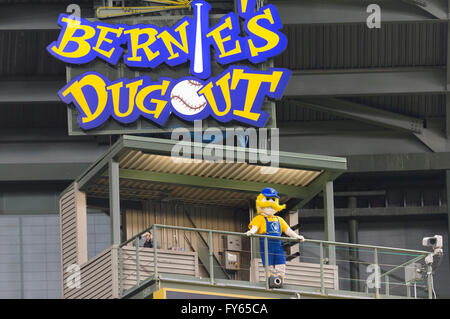 Milwaukee, WI, USA. 22. April 2016. Bernie Brewer während der Major League Baseball Spiel zwischen den Milwaukee Brewers und den Philadelphia Phillies im Miller Park in Milwaukee, Wisconsin. John Fisher/CSM/Alamy Live-Nachrichten Stockfoto