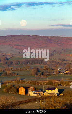 Flintshire, North Wales, UK Wetter - arktische Luft schiebt nach Süden über das Vereinigte Königreich verlassen Frost über Nacht, da die Sonne und der Mond über Clwydian Hügel Hügel auf, was für ein wunderschöner Tag werden könnte. Flintshire, North Wales, UK. Stockfoto