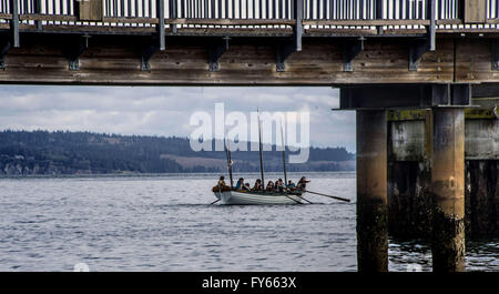 Port Townsend, Washington, USA. 24. März 2016. Port Townsend, Washington ist bekannt für seinen Schiffbau Geschichte und jährliche Wooden Boat Festival im September. Hier, eine Gruppe von einheimischen lernen, gemeinsam in Port Townsend Bay zu rudern. © Bruce Chambers/ZUMA Draht/Alamy Live-Nachrichten Stockfoto