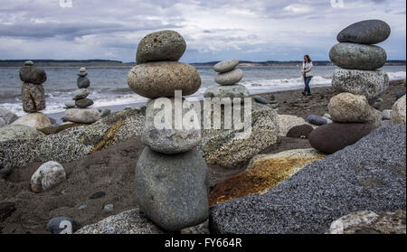 Port Townsend, Washington, USA. 24. März 2016. Steinen werden am Strand von Fort Worden, in der Nähe von Port Townsend, Washington gestapelt. CAROLE Industrie-und Handelskammern, Placentia, Kalifornien, Spaziergänge an der Küste bei einem Feder-Besuch. Fort Worden historische State Park ist ein 434-Hektar großen Multi-Use Park mit mehr als zwei Meilen von Salzwasser Küste und eine Vielzahl von Diensten und Einrichtungen. Der Park liegt auf einer hohen Klippe mit Blick auf Puget Sound. Viele historische Gebäude bleiben an diesem 19. Jahrhundert militärische Festung. © Bruce Chambers/ZUMA Draht/Alamy Live-Nachrichten Stockfoto