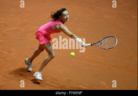 Stuttgart, Deutschland. 22. April 2016. Agnieszka Radwanska Polens in Aktion gegen Pliskova der Tschechischen Republik während des Viertelfinales des WTA-Tennis-Turnier in Stuttgart, Deutschland, 22. April 2016. Foto: Marijan Murat/Dpa/Alamy Live News Stockfoto