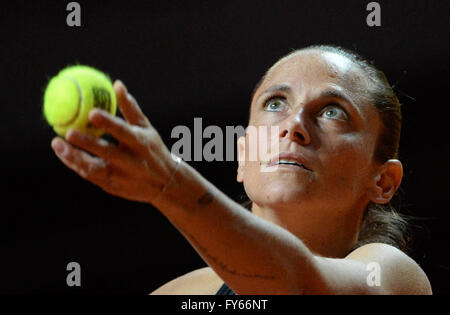 Stuttgart, Deutschland. 22. April 2016. Roberta Vinci Italiens in Aktion gegen Siegemund Deutschland im Viertelfinale des WTA-Tennis-Turnier in Stuttgart, Deutschland, 22. April 2016. Foto: Marijan Murat/Dpa/Alamy Live News Stockfoto