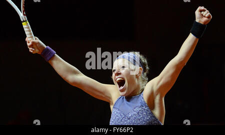 Stuttgart, Deutschland. 22. April 2016. Laura Siegemund Deutschlands feiert nach dem Sieg gegen Vinci von Italien im Viertelfinale beim WTA-Tennisturnier in Stuttgart, Deutschland, 22. April 2016. Foto: Marijan Murat/Dpa/Alamy Live News Stockfoto