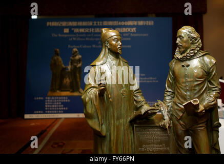 London, UK. 22. April 2016. Foto am 22. April 2016 zeigt die Co Körper Skulptur von William Shakespeare und Tang Xianzu während des Symposiums gemeinsam zu gedenken der 400. Jahrestag von William Shakespeare und Tang Xianzu und Fuzhou kulturelle Woche Opening Ceremony in Bath, England am 22. April 2016 von Fuzhou City zu Shakespeare Birthplace Trust gespendet. Bildnachweis: Xinhua/Alamy Live-Nachrichten Stockfoto