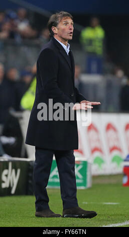 Hamburg, Deutschland. 22. April 2016. Hamburgs Trainer Bruno Labbadia reagiert während der Fußball-Bundesliga Spiel Hamburger SV Vs Werder Bremen in Hamburg, Deutschland, 22. April 2016. Foto: Christian Charisius/Dpa/Alamy Live News Stockfoto