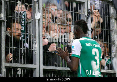 Hamburg, Deutschland. 22. April 2016. Bremens Papy Djilobodji spricht für Bremen-Fans nach die Bundesliga-Fußball-Spiel Hamburger SV Vs Werder Bremen in Hamburg, Deutschland, 22. April 2016. Foto: Axel Heimken/Dpa/Alamy Live News Stockfoto