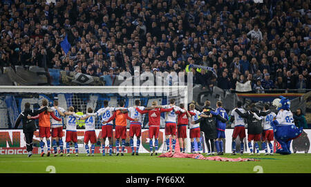 Hamburg, Deutschland. 22. April 2016. Hamburgs Spieler gratulieren die Fans nach der Bundesliga-Fußball Spiel Hamburger SV Vs Werder Bremen in Hamburg, Deutschland, 22. April 2016. Foto: Axel Heimken/Dpa/Alamy Live News Stockfoto