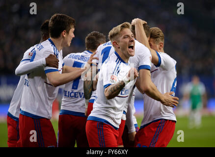 Hamburg, Deutschland. 22. April 2016. Hamburgs Lewis Holtby (vorne) und Teamkollegen feiern während der Bundesliga-Fußball-Spiel Hamburger SV Vs Werder Bremen in Hamburg, Deutschland, 22. April 2016. Foto: Axel Heimken/Dpa/Alamy Live News Stockfoto