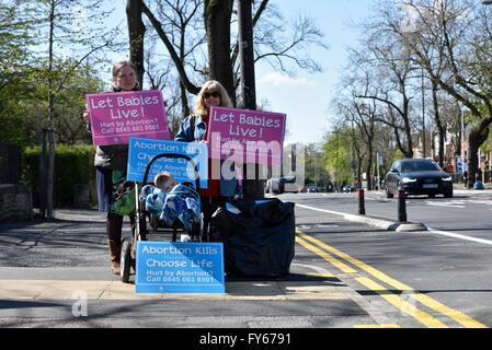 Fallowfield Manchester UK 23. April 2016 Pro-Life-Fans halten einen stillen Protest gegen Abtreibungen Wilmslow Straße, in der Nähe einer Abtreibungsklinik. Die Befürworter glauben, dass alles Leben von der Empfängnis bis zum natürlichen Tod geschützt werden sollten. Bildnachweis: John Fryer/Alamy Live-Nachrichten Stockfoto