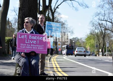 Fallowfield Manchester UK 23. April 2016 Pro-Life-Fans halten einen stillen Protest gegen Abtreibungen Wilmslow Straße, in der Nähe einer Abtreibungsklinik. Die Befürworter glauben, dass alles Leben von der Empfängnis bis zum natürlichen Tod geschützt werden sollten. Bildnachweis: John Fryer/Alamy Live-Nachrichten Stockfoto