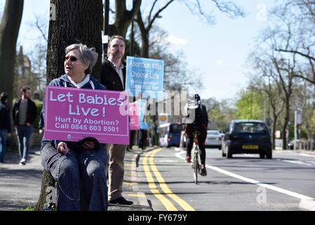 Fallowfield Manchester UK 23. April 2016 Pro-Life-Fans halten einen stillen Protest gegen Abtreibungen Wilmslow Straße, in der Nähe einer Abtreibungsklinik. Die Befürworter glauben, dass alles Leben von der Empfängnis bis zum natürlichen Tod geschützt werden sollten. Bildnachweis: John Fryer/Alamy Live-Nachrichten Stockfoto