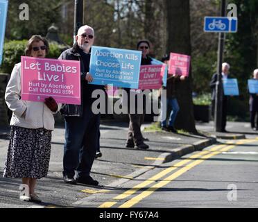 Fallowfield Manchester UK 23. April 2016 Pro-Life-Fans halten einen stillen Protest gegen Abtreibungen Wilmslow Straße, in der Nähe einer Abtreibungsklinik. Die Befürworter glauben, dass alles Leben von der Empfängnis bis zum natürlichen Tod geschützt werden sollten. Bildnachweis: John Fryer/Alamy Live-Nachrichten Stockfoto