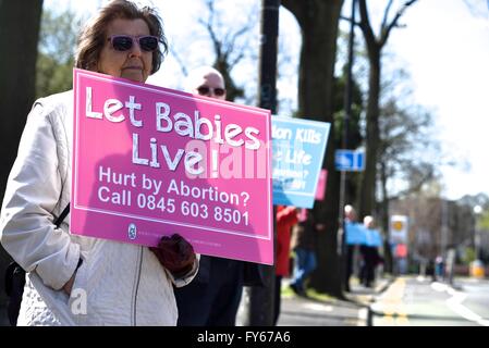 Fallowfield Manchester UK 23. April 2016 Pro-Life-Fans halten einen stillen Protest gegen Abtreibungen Wilmslow Straße, in der Nähe einer Abtreibungsklinik. Die Befürworter glauben, dass alles Leben von der Empfängnis bis zum natürlichen Tod geschützt werden sollten. Bildnachweis: John Fryer/Alamy Live-Nachrichten Stockfoto