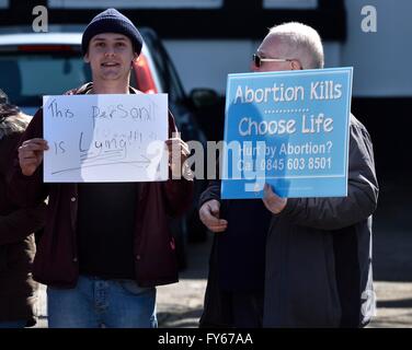 Fallowfield Manchester UK 23. April 2016 Tommy Gill bespricht seine Haltung mit einem ortsansässigen als Pro-Life-Fans einen stillen Protest gegen Abtreibungen auf Wilmslow Straße, in der Nähe einer Abtreibungsklinik halten. Die Befürworter glauben, dass alles Leben von der Empfängnis bis zum natürlichen Tod geschützt werden sollten. Bildnachweis: John Fryer/Alamy Live-Nachrichten Stockfoto