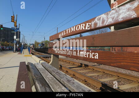 Baltimore, USA. 14. Mai 2016. Das Schreiben auf einer einsamen Bank liest "Baltimore - die größte Stadt in Amerika" an einer Haltestelle in Baltimore, USA, 14. Mai 2016. Bundesstaat Maryland gehört zu den reichsten Staaten in den USA. Die Stadt Baltimore, erhält jedoch wenig bis gar nichts von diesem Geld. Die Maryland primäre wird am Dienstag, 26 April stattfinden. Foto: Maren Hennemuth/Dpa/Alamy Live News Stockfoto