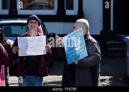 Fallowfield Manchester UK 23. April 2016 Tommy Gill bespricht seine Haltung mit einem ortsansässigen als Pro-Life-Fans einen stillen Protest gegen Abtreibungen auf Wilmslow Straße, in der Nähe einer Abtreibungsklinik halten. Die Befürworter glauben, dass alles Leben von der Empfängnis bis zum natürlichen Tod geschützt werden sollten. Bildnachweis: John Fryer/Alamy Live-Nachrichten Stockfoto