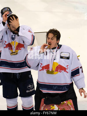 Wolfsburg, Deutschland. 22. April 2016. Torwart David Leggio feiert nach der Meisterschaft Runde Finale Match zwischen Grizzlys Wolfsburg und EHC München in der Eisarena in Wolfsburg, Deutschland, 22. April 2016. Foto: HERMANN Heu/Dpa/Alamy Live-Nachrichten Stockfoto