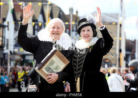 Stratford-Upon-Avon, UK, 23. April 2016. Stadtzentrum, Stratford-Upon-Avon, Warwickshire, UK Shakespeare Geburtstagsfeiern. Die jährliche Shakespeare Geburtstag parade anlässlich der Barde Geburtstag und 400 Jahre seit seinem Tod. Im Bild: Lokale Stratford Shakespeare Lookalike (konnte nicht bekommen Namen) und seine Anne Hathaway Welle auf die Menschenmenge Kredit: Kredit: Lucy Ford/Alamy Live News Stockfoto