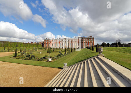 Hampton Court Palace, London, UK. 23. April 2016. Der schön gestaltete Privvy Garten und die südliche Fassade des Hampton Court Palace. Nach einer Online-Kampagne von Anwohnern weiterhin freien Zugang zum formellen Schlosspark HRP in Hampton Court haben freundlicherweise bereit erklärt, zwischen 9 und 10:00 jeden Tag freien Zugang zu ermöglichen. Also früh aufstehen Sie und genießen Sie einen Spaziergang, und König oder Königin des Gartens für eine Stunde. Ich war die einzige Person außer zwei Platzwarte! Stockfoto