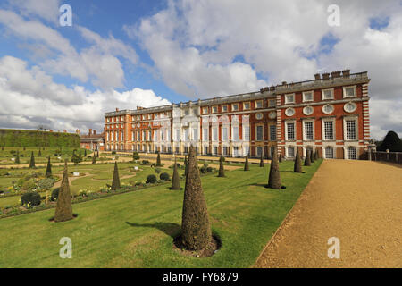 Hampton Court Palace, London, UK. 23. April 2016. Der schön gestaltete Garten eingeweiht und die südliche Fassade des Hampton Court Palace. Nach einer Online-Kampagne von Anwohnern weiterhin freien Zugang zum formellen Schlosspark HRP in Hampton Court haben freundlicherweise bereit erklärt, zwischen 9 und 10:00 jeden Tag freien Zugang zu ermöglichen. Also früh aufstehen Sie und genießen Sie einen Spaziergang, und König oder Königin des Gartens für eine Stunde. Ich war die einzige Person außer zwei Platzwarte! Stockfoto