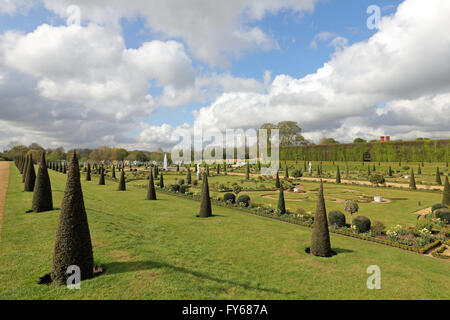 Hampton Court Palace, London, UK. 23. April 2016. Der schön gestaltete eingeweiht Garten in Hampton Court Palace. Nach einer Online-Kampagne von Anwohnern weiterhin freien Zugang zum formellen Schlosspark HRP in Hampton Court haben freundlicherweise bereit erklärt, zwischen 9 und 10:00 jeden Tag freien Zugang zu ermöglichen. Also früh aufstehen Sie und genießen Sie einen Spaziergang, und König oder Königin des Gartens für eine Stunde. Ich war die einzige Person außer zwei Platzwarte! Stockfoto