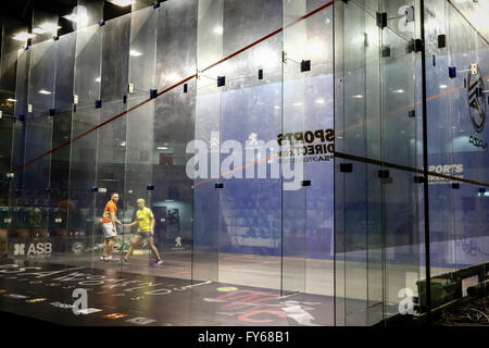 Kuala Lumpur, Malaysia. 23. April 2016. Verwenden Sie Squash Spieler testen die Ganzglas-Squash-Court an den Meisterschaften Finale in Kuala Lumpur, Malaysia. Bildnachweis: Danny Chan/Alamy Live-Nachrichten. Stockfoto