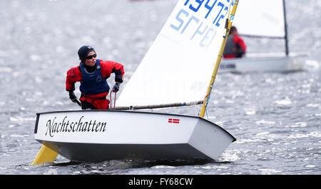 Potsdam, Deutschland. 23. April 2016. Segelboote der Optimisten-Klasse während der 50. Kinder und Jugend Regatta am Templiner See in Potsdam, Deutschland, 23. April 2016. Foto: RALF HIRSCHBERGER/Dpa/Alamy Live News Stockfoto