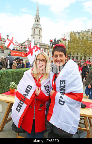 London, UK. 23. April 2016. Tragen englische Fahnen an der St. Georgs-Feierlichkeiten am Trafalgar Square in London, England. Bildnachweis: Paul Brown/Alamy Live-Nachrichten Stockfoto