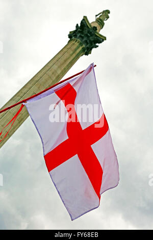 London, UK. 23. April 2016. Englische Fahnen auf der St. Georgs-Feierlichkeiten am Trafalgar Square in London, England. Bildnachweis: Paul Brown/Alamy Live-Nachrichten Stockfoto