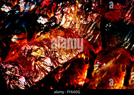 glänzendes Metall Faserstruktur, abstrakten Hintergrund. Rote Farbe. Stockfoto