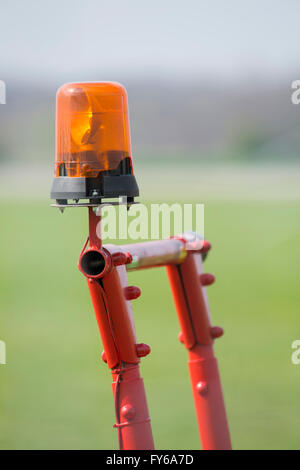 Blinklicht auf Metallgerüsten eine Zelle rot orange Stockfoto