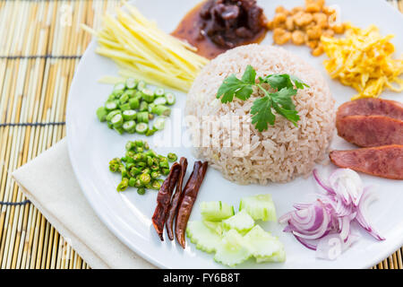 Thai-Küche Reis gemischt mit Garnelen paste auf Bambusmatte Stockfoto