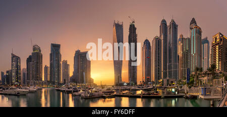 Dubai Marina Towers mit glühenden Sonnenuntergang Stockfoto