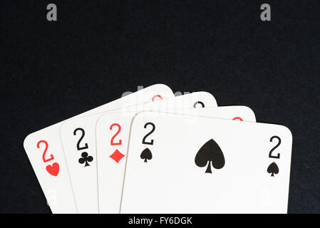 Spielkarte auf schwarzen Tisch, vier einer Art Karten Stockfoto