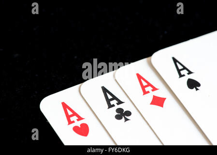 Spielkarte auf schwarzen Tisch, vier einer Art Asse Stockfoto