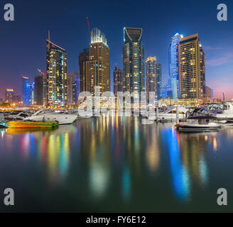 Dubai Marina Towers Reflexe auf dem Wasser mit Blick auf den Sonnenuntergang eine schöne blaue Stunde Stockfoto