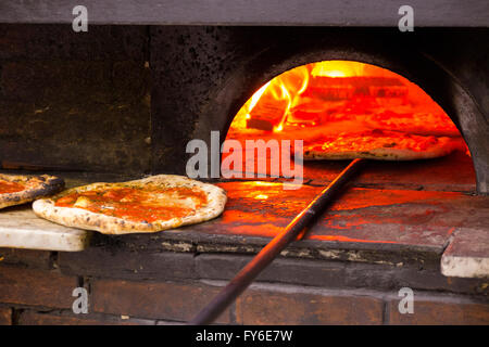 Blick ins Innere ein Holzbefeuerter Pizzaofen an Pizzen in berühmten italienischen Restaurant in Neapel, Pizzeria da Michele Stockfoto