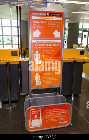 EasyJet Tasche Größe Frame Käfig Tester zur Messung von Dimensionen der Passagier Hand gehalten weiter Flug-Handgepäck Flughafen Mailand Italien Stockfoto