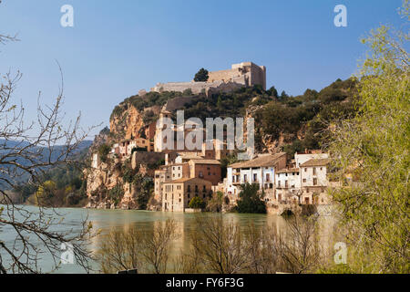 Miravet ist ein altes kleines Dorf mitten in der Terres del Ebre, Katalonien, Spanien Stockfoto