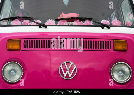 Rosa VW Volkswagen Wohnmobil Stockfoto