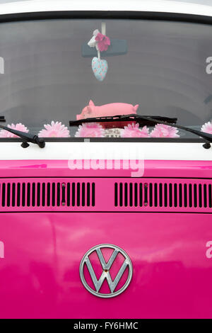 Rosa VW Volkswagen Wohnmobil Stockfoto