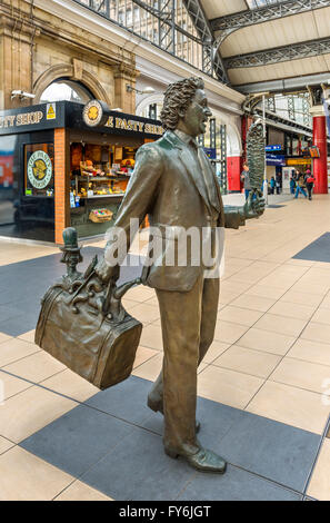 "Zufällige Begegnung" Statue der Entertainer Ken Dodd Bildhauers Tom Murphy, der Bahnhof Lime Street, Liverpool, Merseyside, England Stockfoto