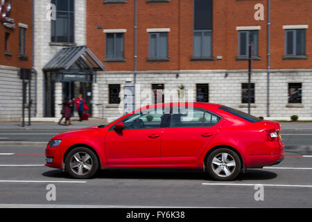 Red Skodia Fabia, Verkehr auf 'The Strand' der Autobahn entlang der Vorderseite der Liverpool City, in der Nähe der Docklands und der wichtigsten Touristenattraktionen, Merseyside, UK Stockfoto