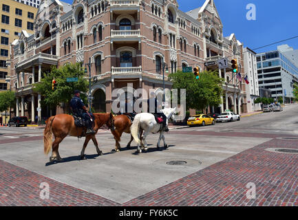Austin.Texas in Vereinigte Staaten von Amerika - August 2015.Three Polizisten patrouillieren die 6th Street vom Pferderücken. Zwei Polizistinnen Stockfoto