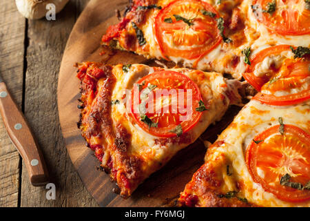 Hausgemachte vegane Blumenkohl knusprige Pizza mit Tomaten und Basilikum Stockfoto