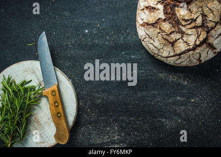 Hausgemachtes Roggenbrot und frischem Rosmarin Stockfoto